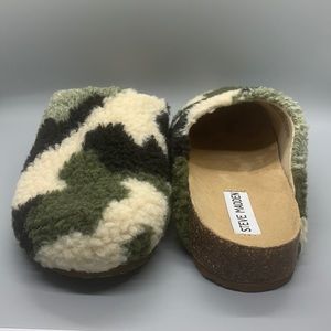 STEVE MADDEN! Camouflage Clogs